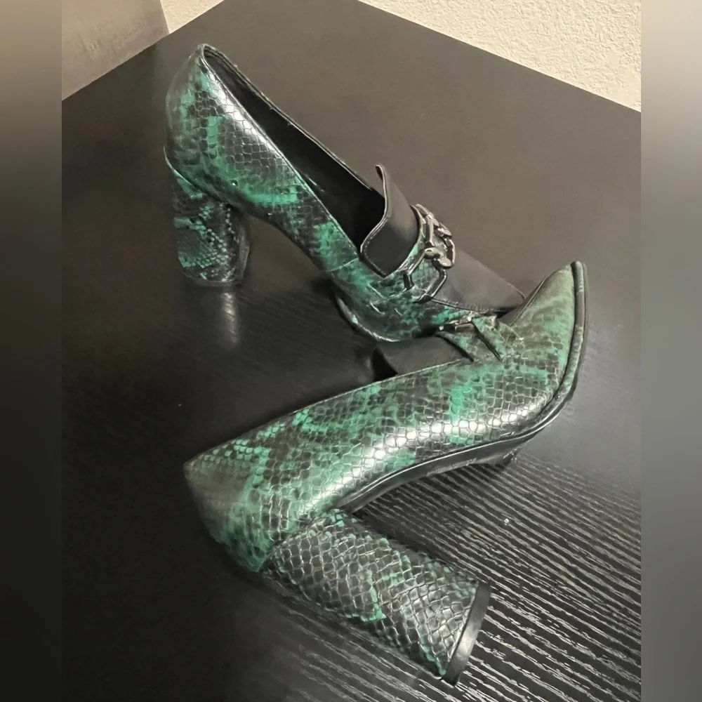 Nordstrom Black and Green Chain Detail Loafers